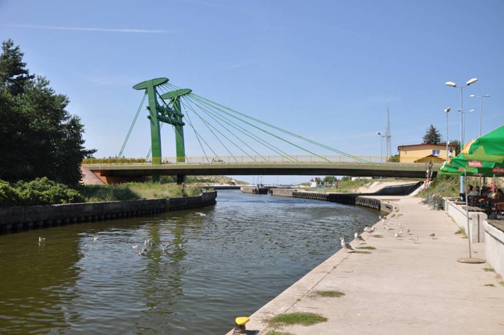 Most w Dźwirzynie – przeprawa nad kanałem Resko w Dźwirzynie. Zbudowana w 2010 roku na miejsce tymczasowego mostu.