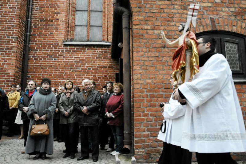 Kościół bliski czy daleki - jakiego oczekują polscy wierni?