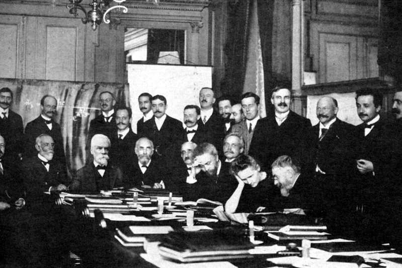 Maria Curie Skłodowska razem z innymi uczonymi, m.in. Albertem Einsteinem, Mauricem de Broglie, Maksem Planckiem, Henrim Poincarém i Ernestem Rutherfordem.