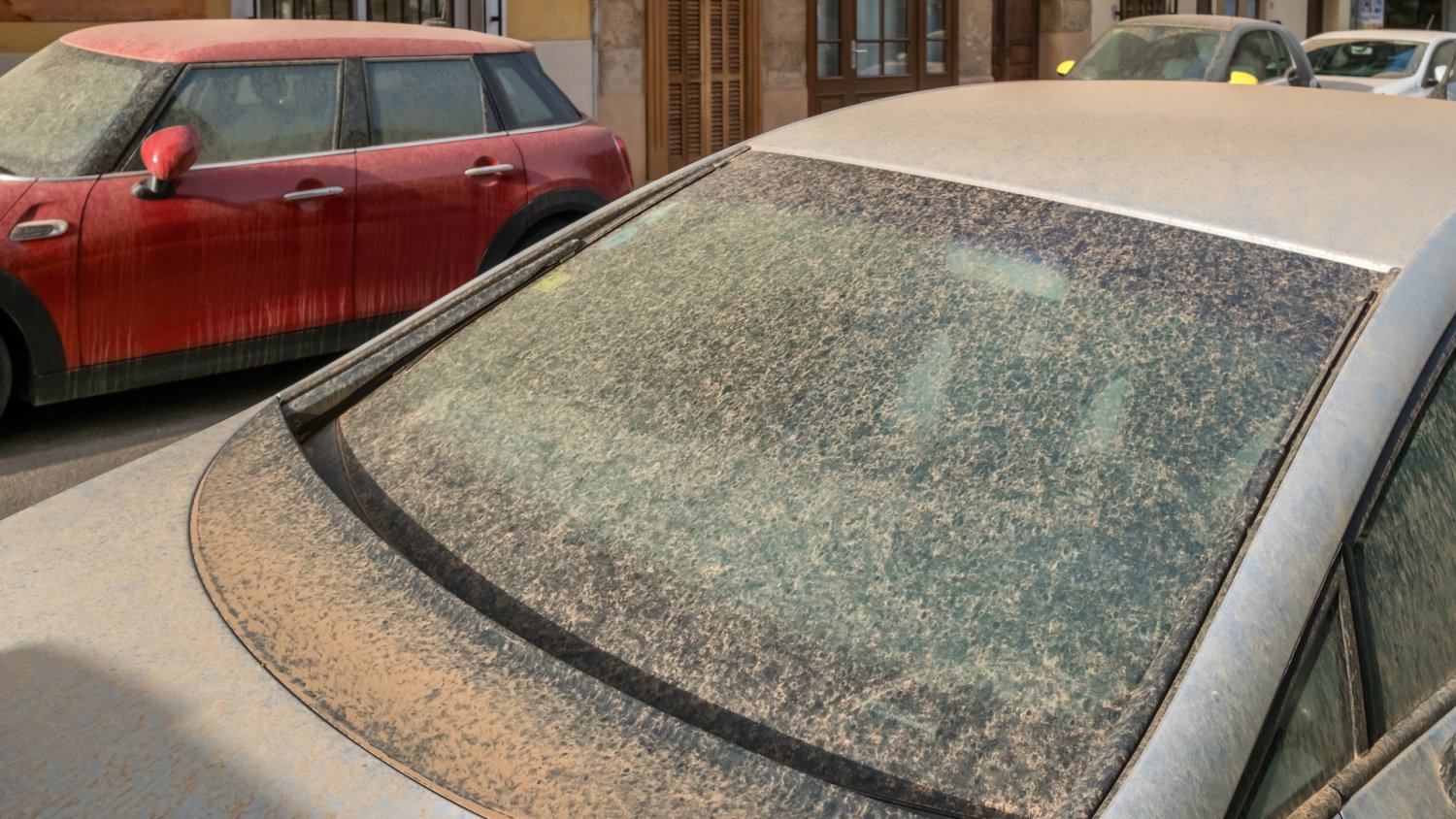 Pył saharyjski połączy się dziś z deszczem. Jedno lepiej zrób ze swoim autem