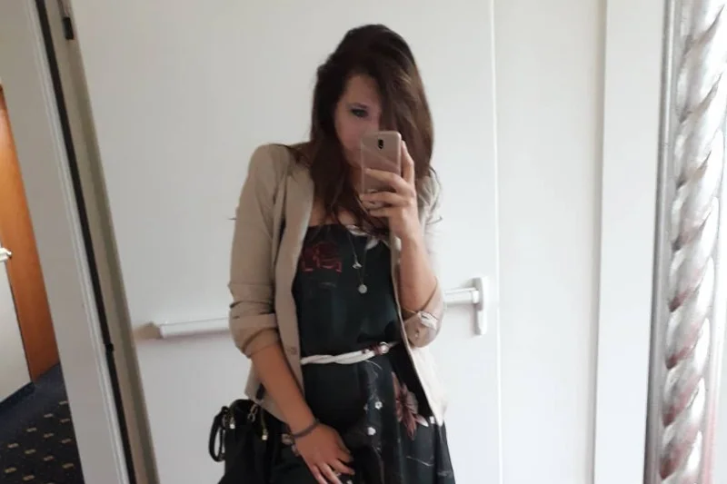 Letnia sukienka, sweter i ciężkie buty to strzał w dziesiątkę