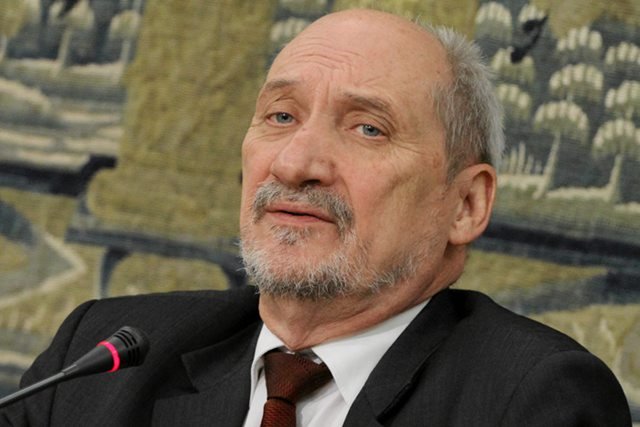 Antoni Macierewicz chce w jeszcze większym stopniu wspierać PiS swoją wiedzą
