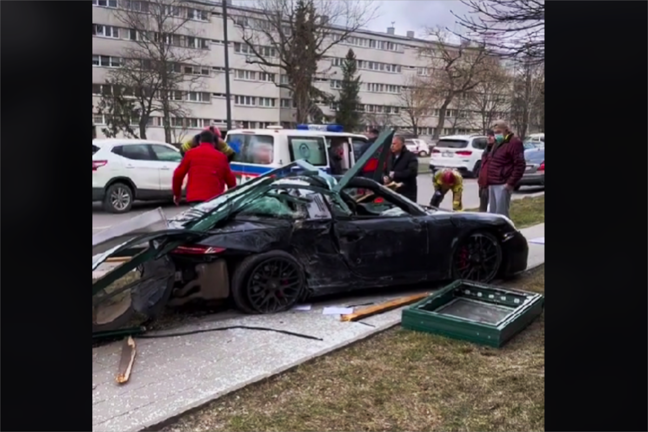 Kierowca porsche wjechał w przystanek w Łodzi. Jest nowe nagranie