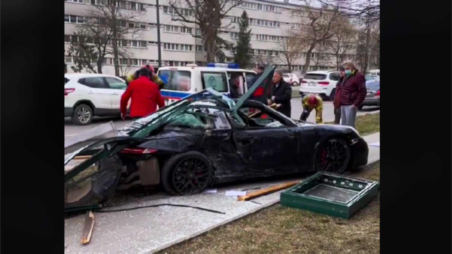 Kierowca porsche wjechał w przystanek w Łodzi Kierowca porsche wjechał w przystanek w Łodzi. Jest nowe nagranie