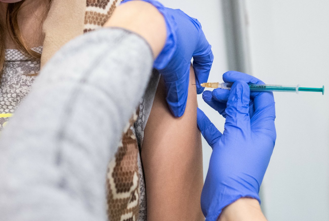 Skutki uboczne po szczepieniu na koronawirusa? To może być efekt nocebo