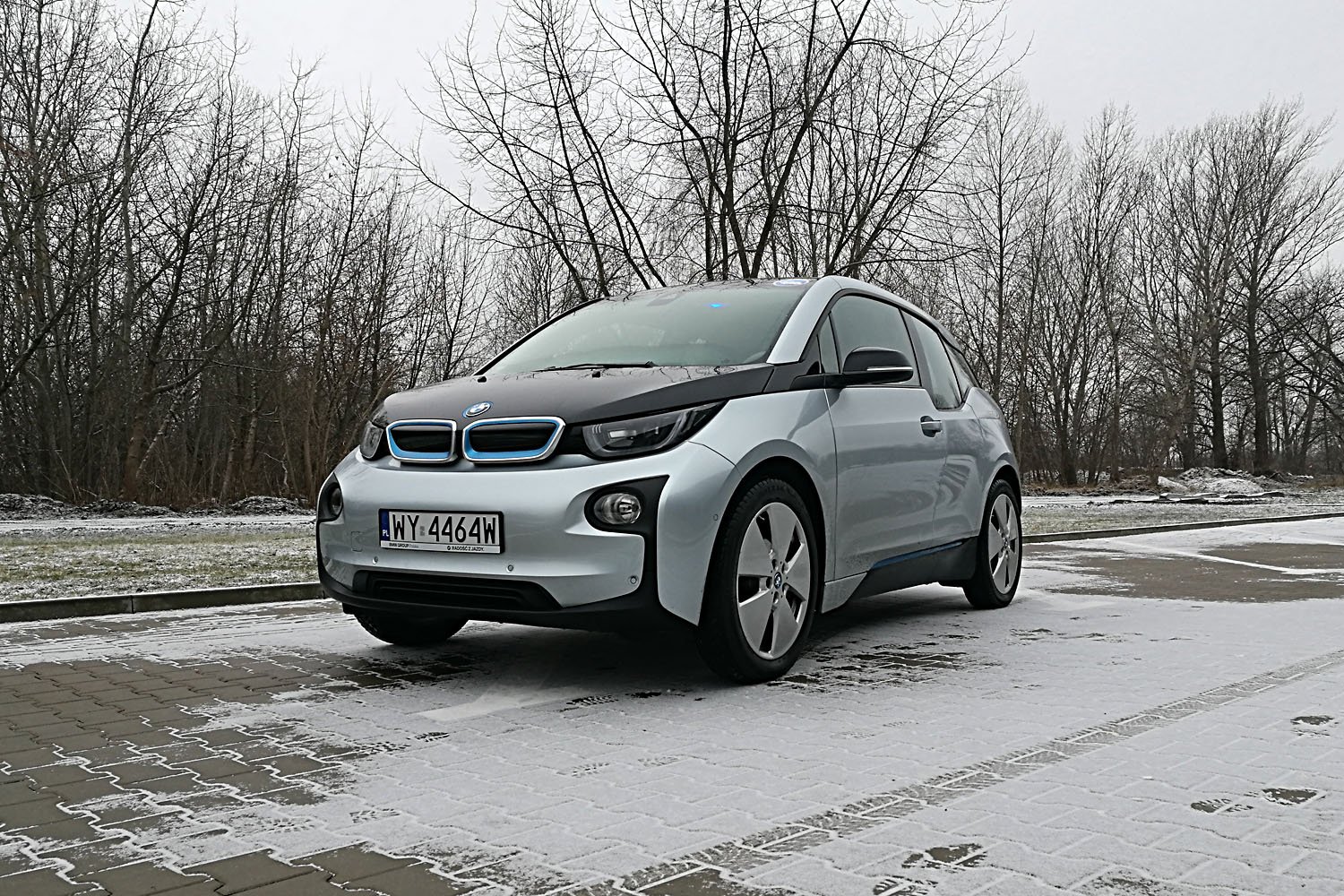BMW i3 to w pełni elektryczny samochód.