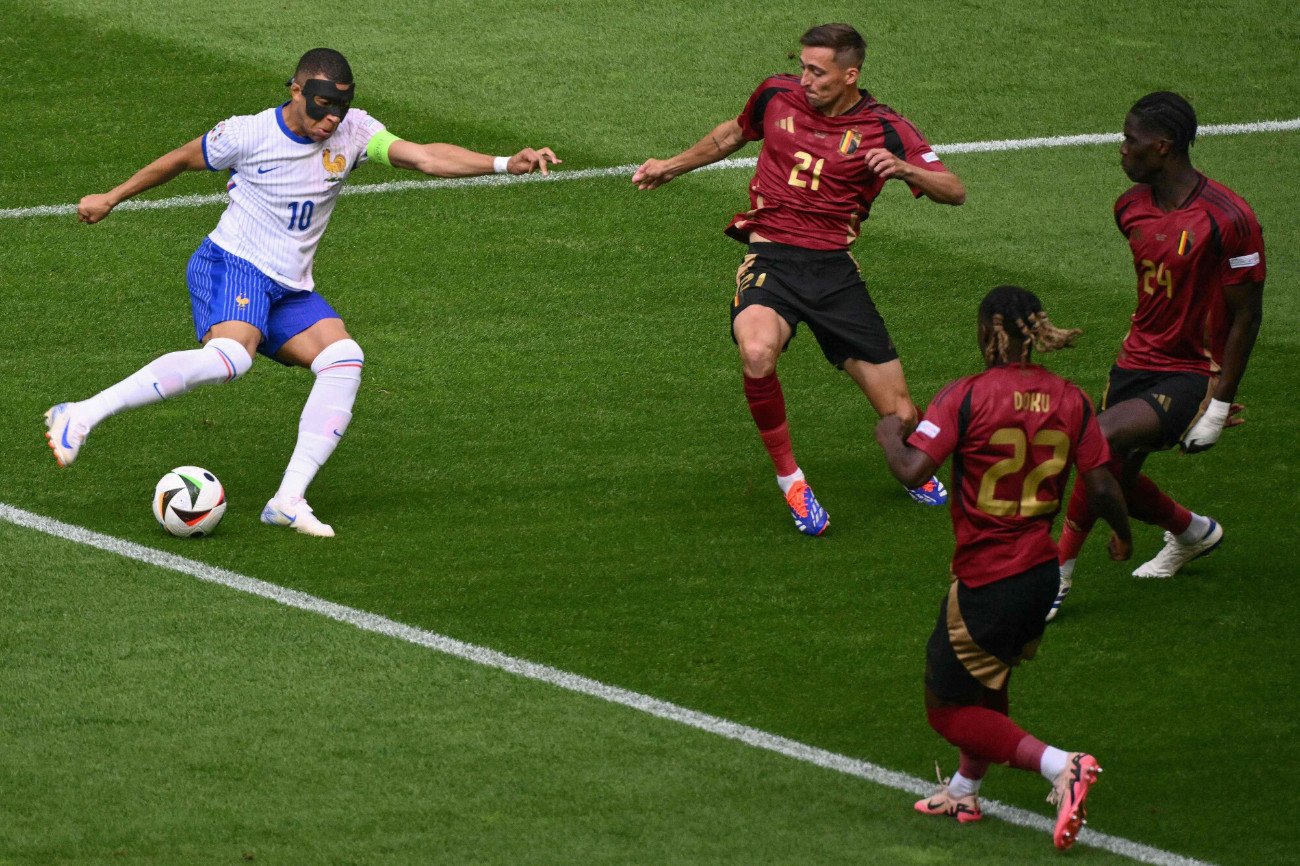 Kylian Mbappe (na biało) kontra Belgowie w 1/8 finału Euro 2024