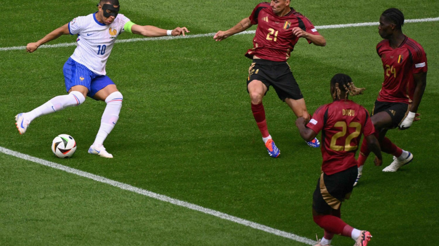 Kylian Mbappe (na biało) kontra Belgowie w 1/8 finału Euro 2024