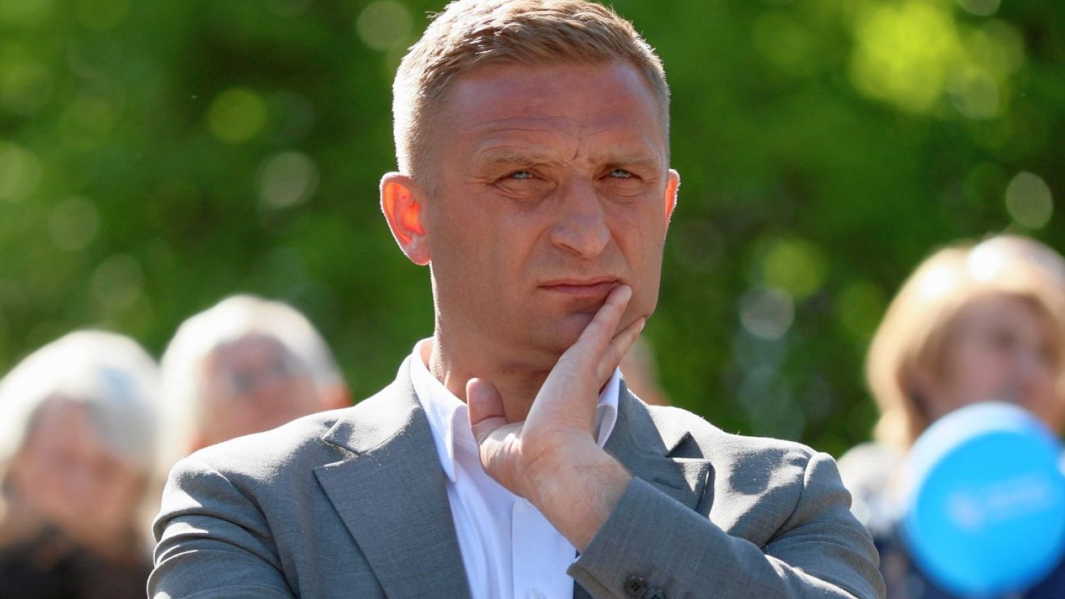 Robert Bąkiewicz zdradził, że mieszka u teściów i zarabia ok. 3 tys. zł miesięcznie