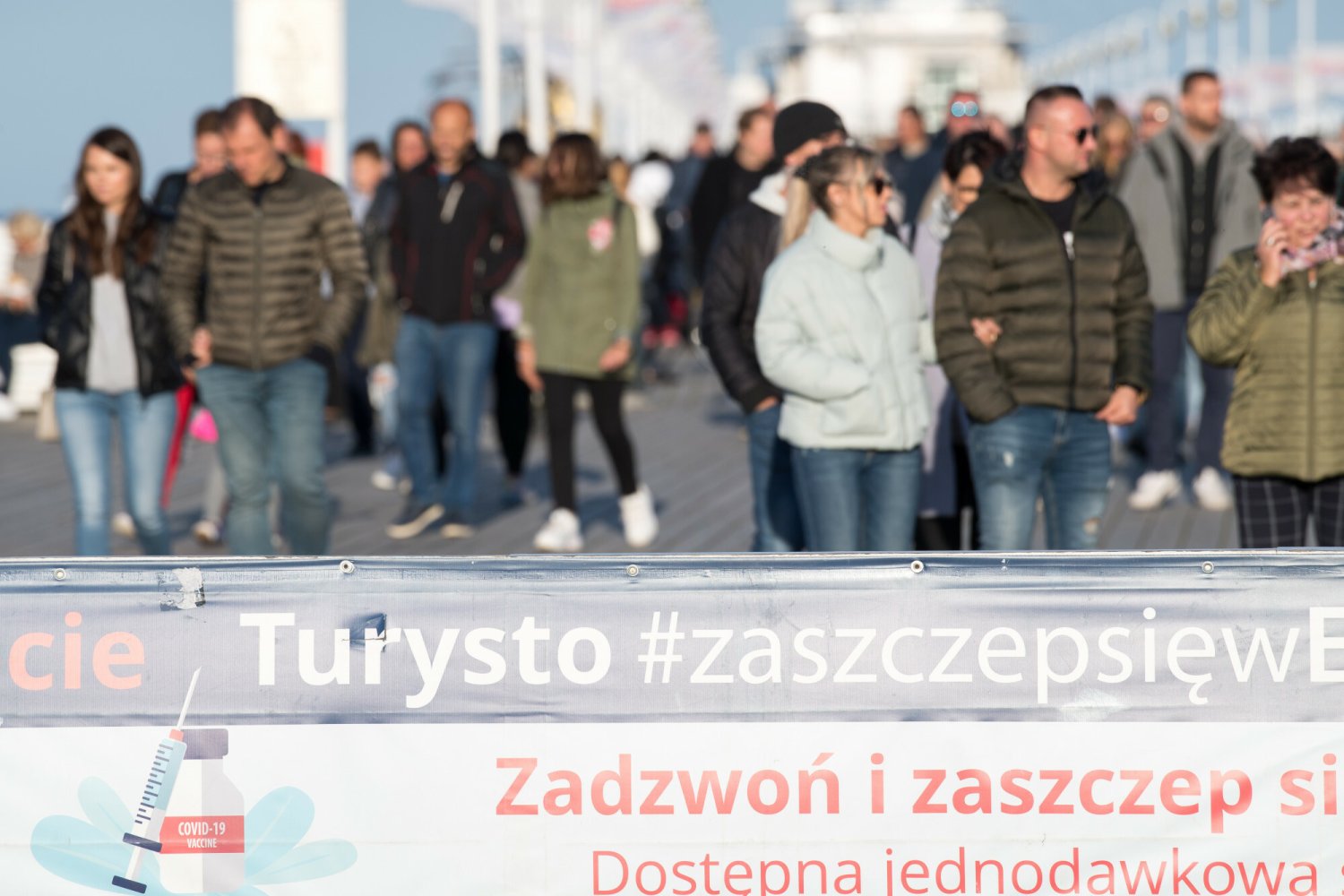 Według prof. Roberta Flisiaka rząd boi się wprowadzić przywileje dla zaszczepionych.