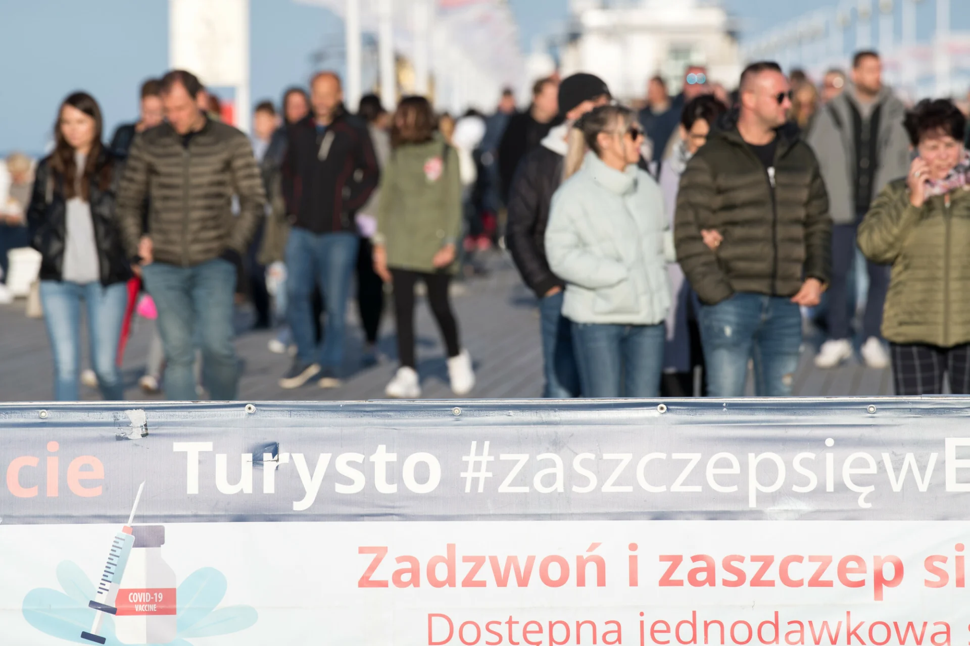 Według prof. Roberta Flisiaka rząd boi się wprowadzić przywileje dla zaszczepionych.