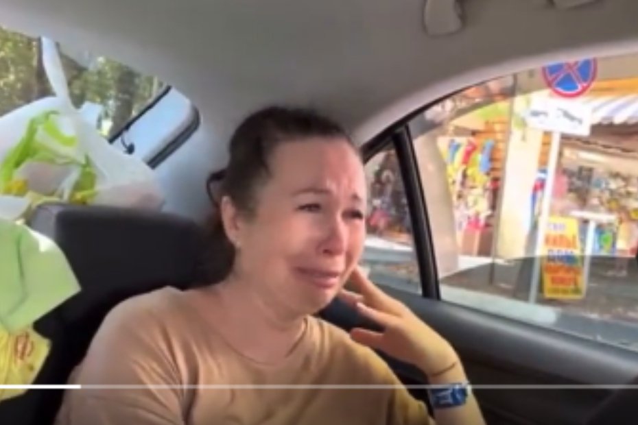 Płacząca Rosjanka uciekająca z Krymu.