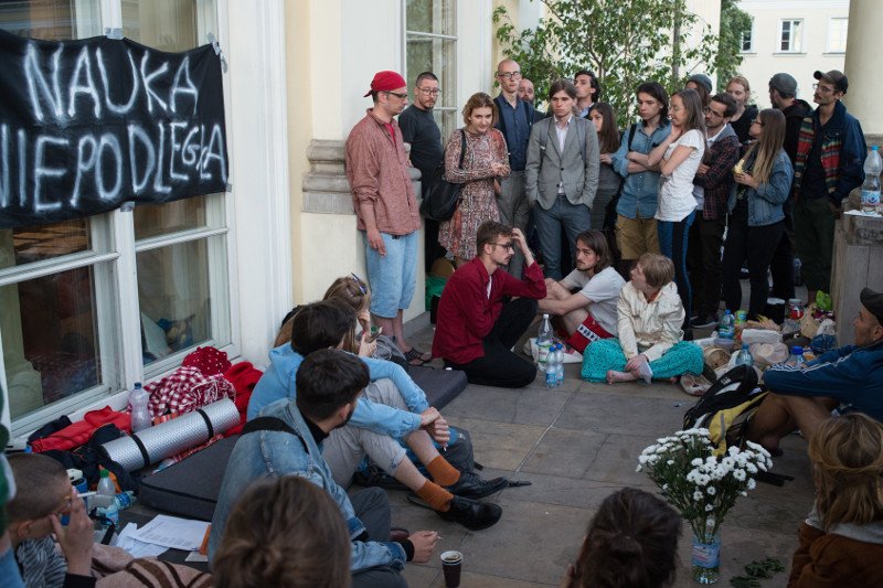 Kto stoi za protestami studentów na UW przeciwko reformie 2.0 Gowina? Prawica wskazuje, że są to "koderaści różnej maści".