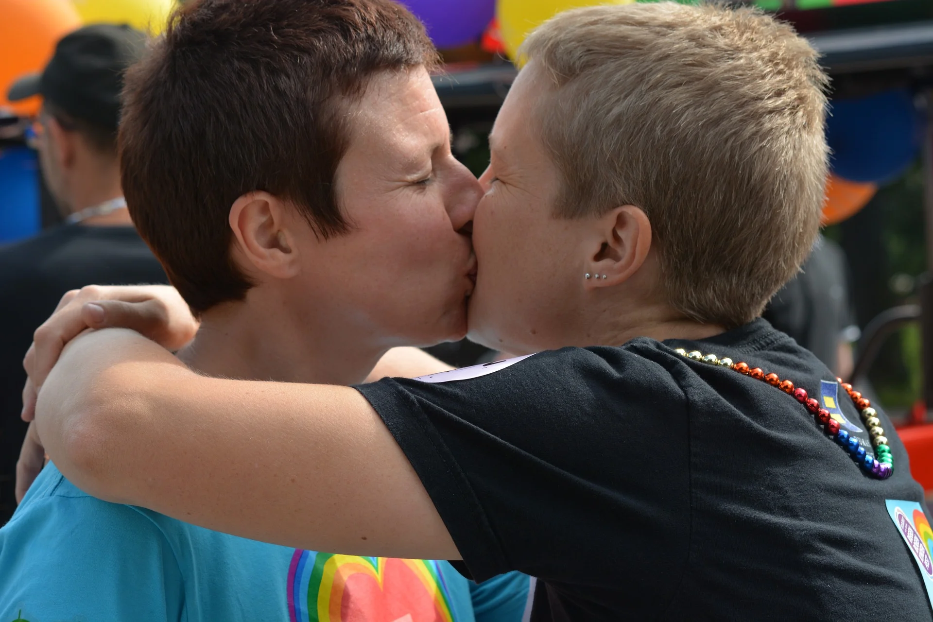 Zdecydowana większość Polaków chce, by pary homoseksualne mogły zawierać związki partnerskie