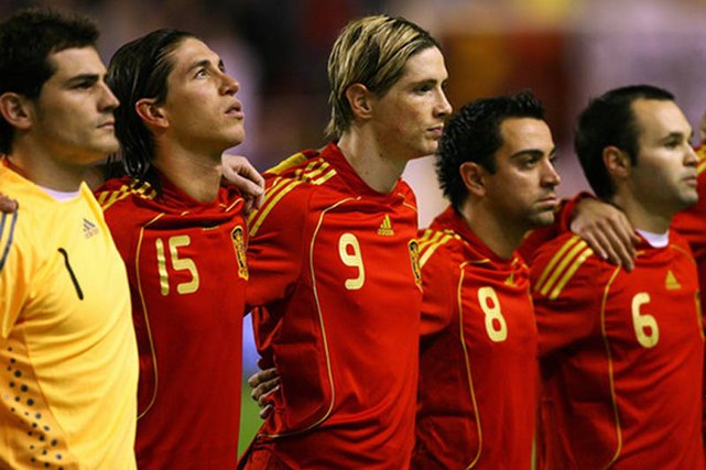 Tak stoją do hymnu członkowie najlepszej reprezentacji w historii.