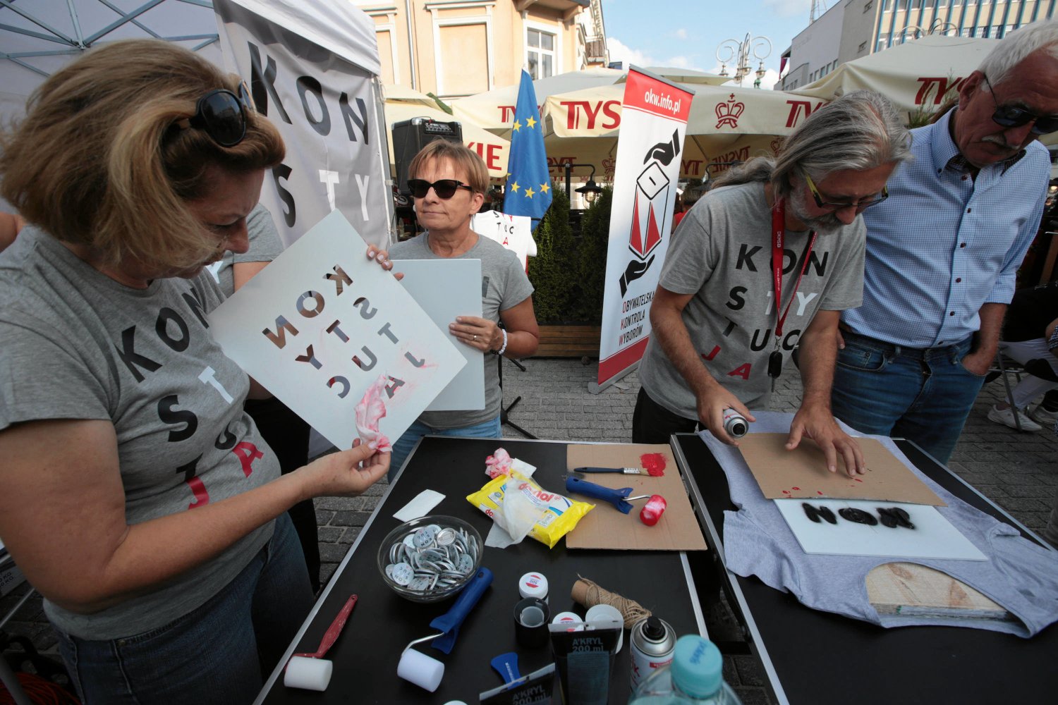 Koszulki z napisem "Konstytucja" stały się symbolem protestów w obronie sądownictwa