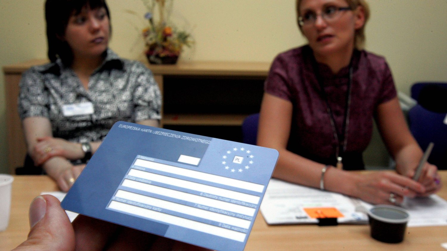 Przysłowie "przezorny zawsze ubezpieczony" nie jest pozbawione sensu. Jeśli lecisz na urlop z kartą EKUZ, sprawdź, co gwarantuje ci na terenie kraju, do którego się wybierasz.