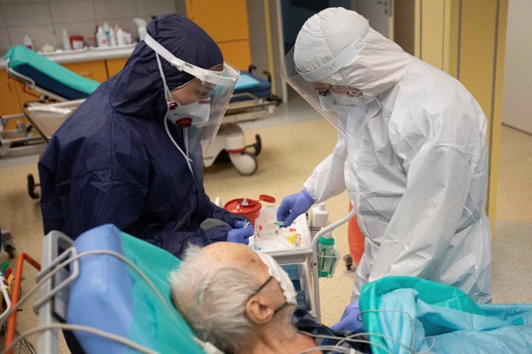 Koronawirus. Lekarze muszą decydować, których chorych na COVID-19 podłączać do respiratora.