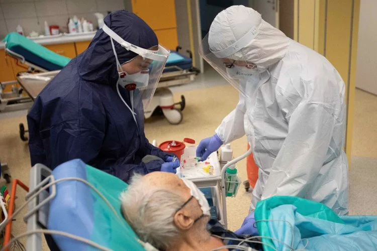 Koronawirus. Lekarze muszą decydować, których chorych na COVID-19 podłączać do respiratora.