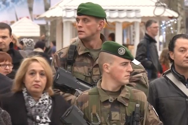 Francuski rząd skierował na ulice żołnierzy