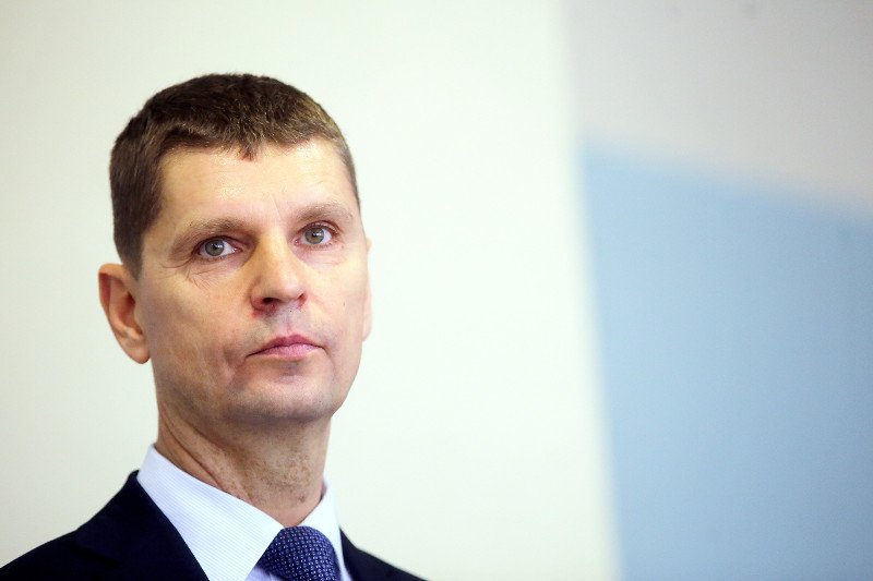 Szef MEN Dariusz Piontkowski uchyla rąbka tajemnicy, co dalej z rokiem szkolnym, wakacjami i egzaminami.