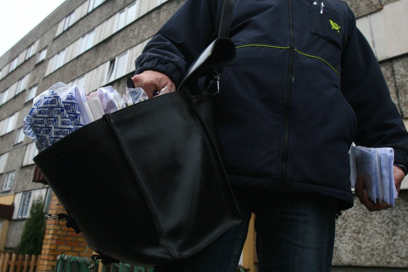 Poczta nasyła kontrole, by sprawdzić, czy płacisz abonament. RPO: "Nie ma podstaw prawnych, to naruszenie miru domowego"
