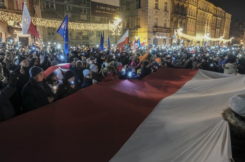 W Poznaniu po raz 22. odbył się Łańcuch Światła w obronie sędziów.