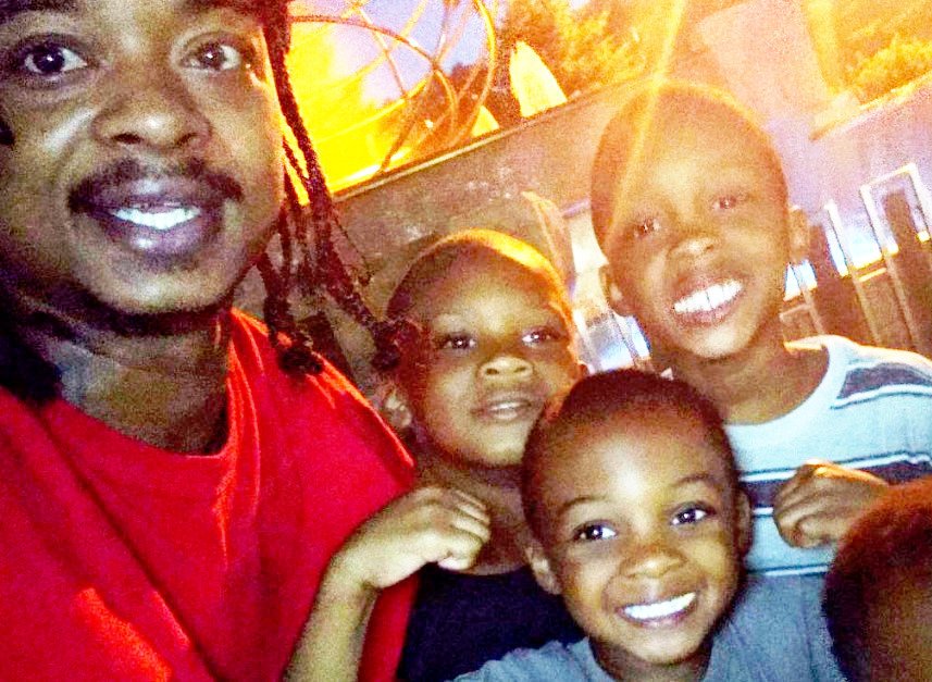 29-letni Jacob Blake został 7-krotnie postrzelony w plecy przez policjanta z Kenosha w stanie Wisconsin. W Stanach Zjednoczonych kolejny raz wybuchły zamieszki z powodu agresywnego zachowania funkcjonariuszy w stosunku do czarnoskórych obywateli. Jacob Blake z synami w wieku 3,5 i 8 lat. Na ich oczach policjant oddał 7 strzałów w plecy 29-letniego Afroamerykanina.