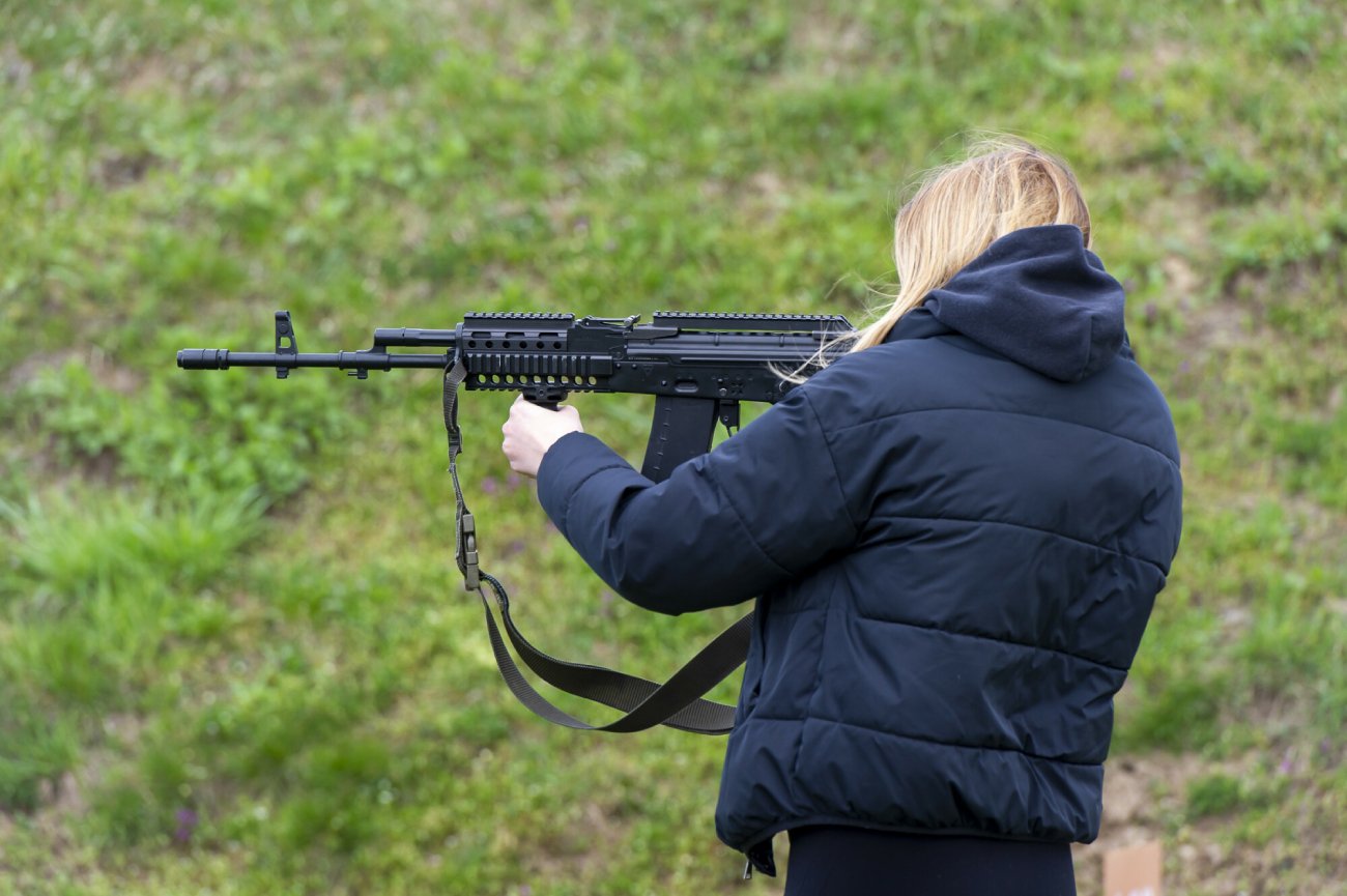 Polacy chcą pozwoleń na broń.
