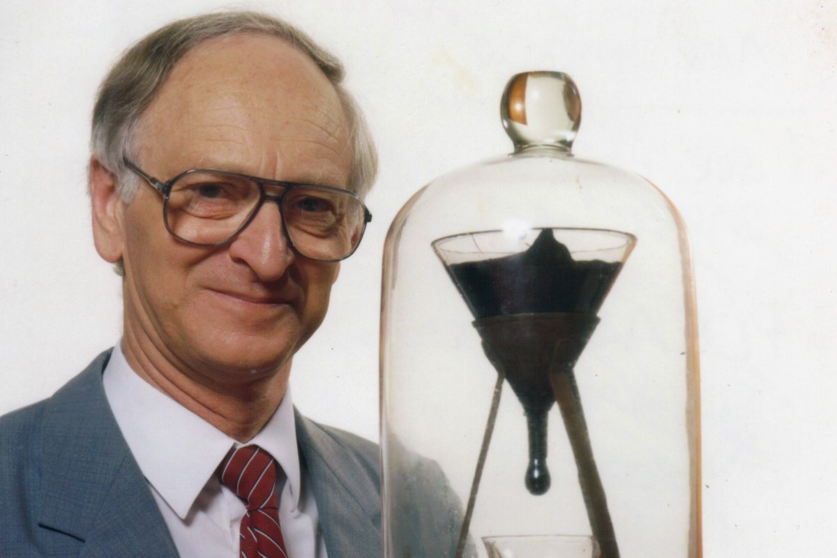 Kustosz eksperymentu profesor John Mainstone.