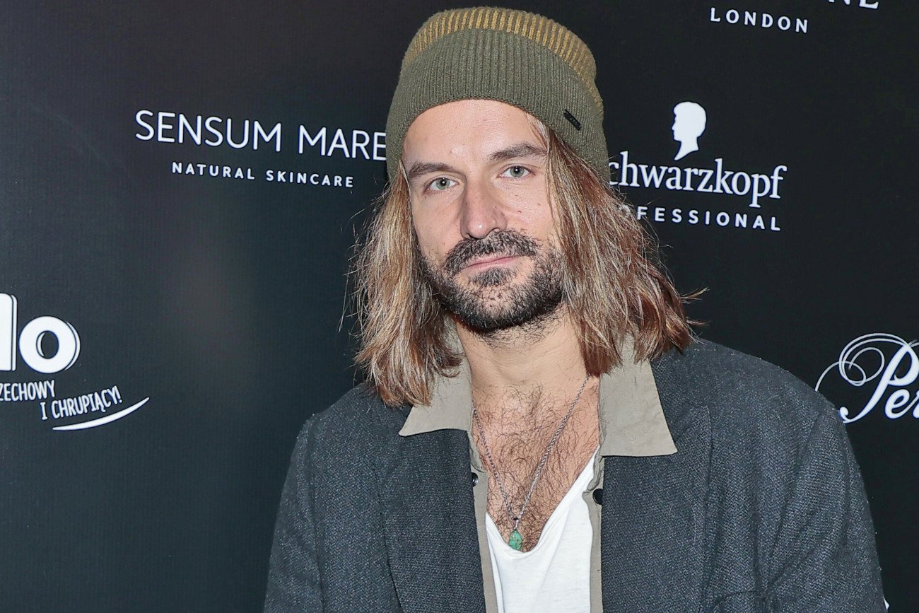 Piotr Stramowski przeszedł przemianę wyglądu.