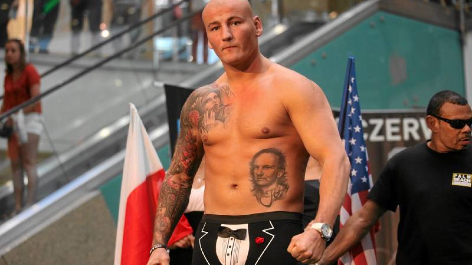 Artur Szpilka - kiedyś kibol Wisły Kraków, potem więzień. Teraz - bokser, który własnie pobił się z Krzysztofem Zimnochem na konferencji prasowej.