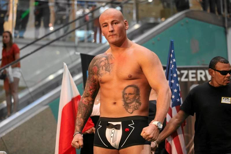 Artur Szpilka - kiedyś kibol Wisły Kraków, potem więzień. Teraz - bokser, który własnie pobił się z Krzysztofem Zimnochem na konferencji prasowej.
