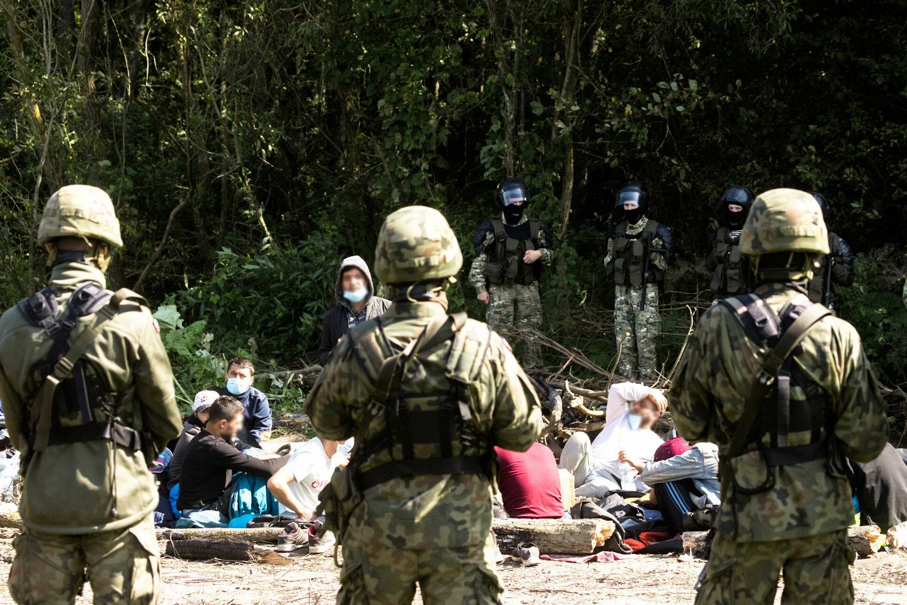 Mariusz Kamiński ujawnił treść SMS-a, którego migranci otrzymują od polskiego MSWiA.