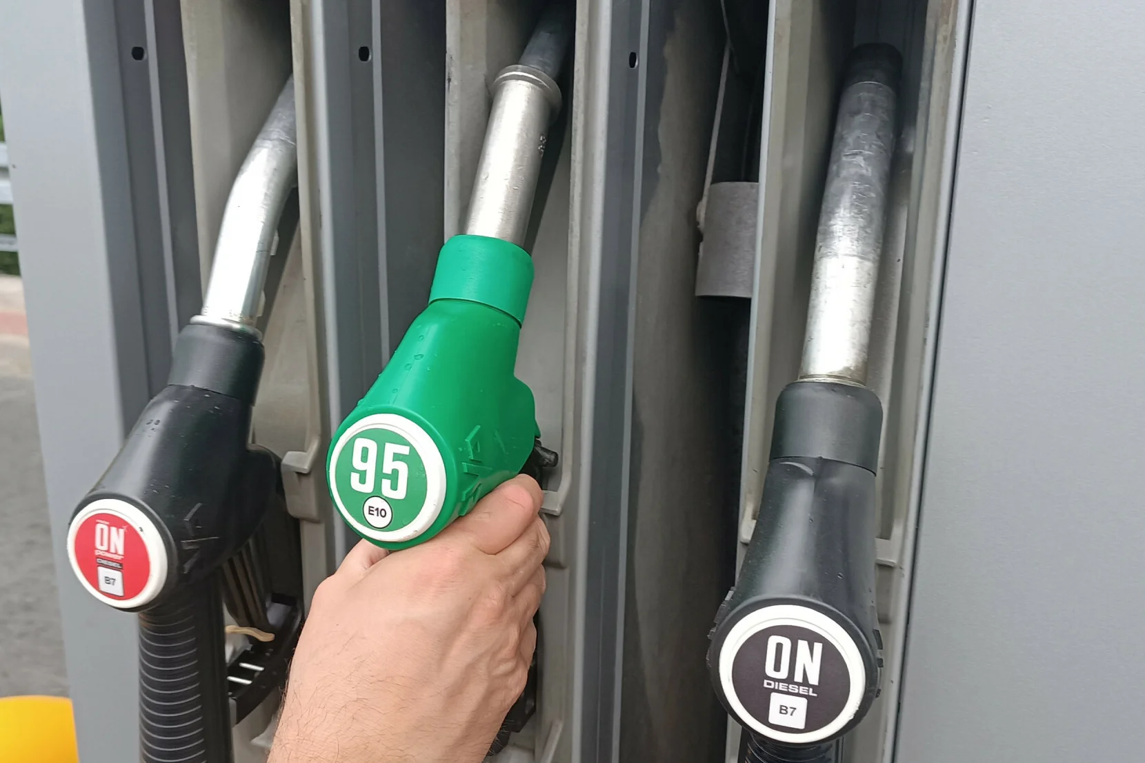 Tańsze paliwo o 28 gr/l na Moya express. Lista stacji objętych promocją Sieć Moya robi promocję na paliwo. Na czym polega akcja i na których stacjach?