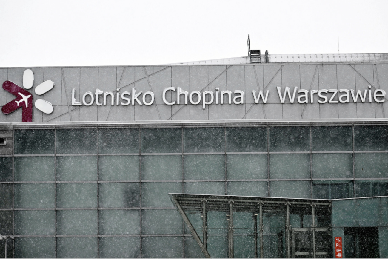 Ewakuacja pasażerów samolotu na lotnisku Chopina. Wezwano strażaków