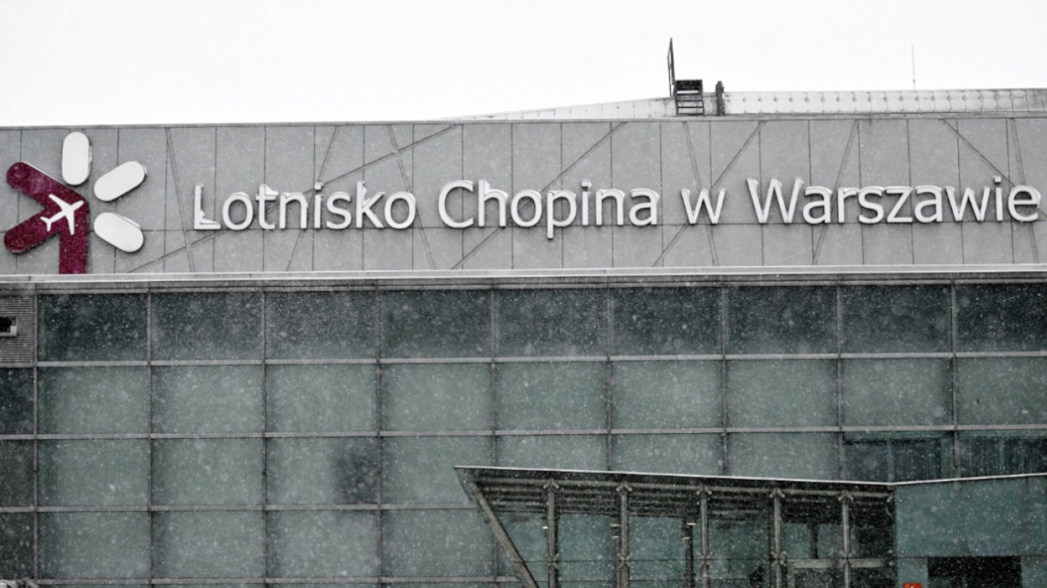 Ewakuacja pasażerów samolotu na lotnisku Chopina. Wezwano strażaków