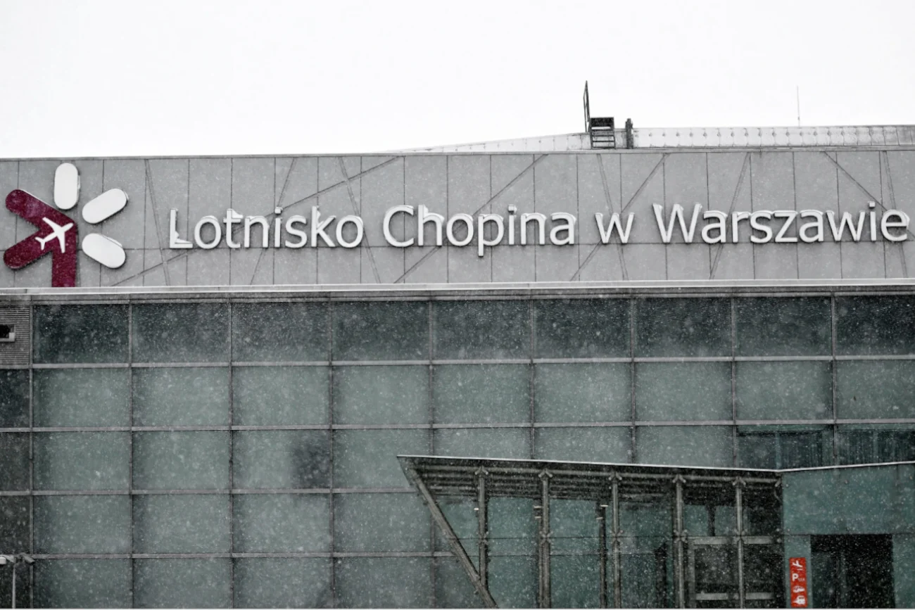 Ewakuacja pasażerów samolotu na lotnisku Chopina. Wezwano strażaków