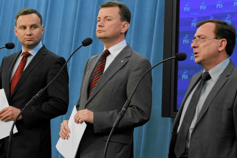 Internauci przypominają wypowiedź Andrzeja Dudy o prezydenckich ułaskawieniach z 2011 r. (Na zdjęciu z Mariuszem Kamińskim i Mariuszem Błaszczakiem podczas briefingu w 2012 r.).