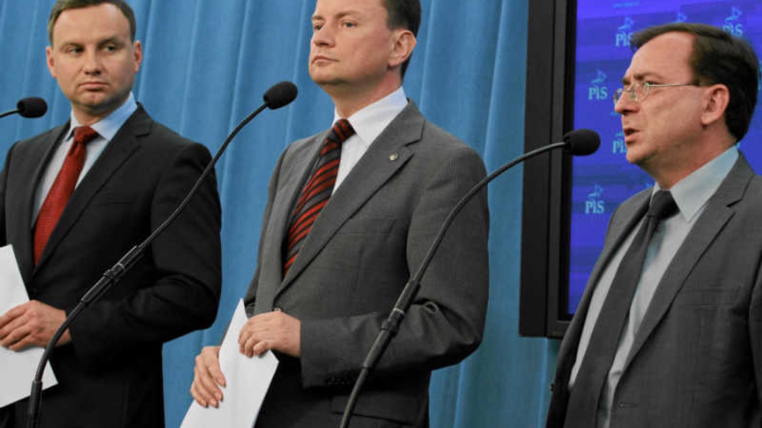 Internauci przypominają wypowiedź Andrzeja Dudy o prezydenckich ułaskawieniach z 2011 r. (Na zdjęciu z Mariuszem Kamińskim i Mariuszem Błaszczakiem podczas briefingu w 2012 r.).