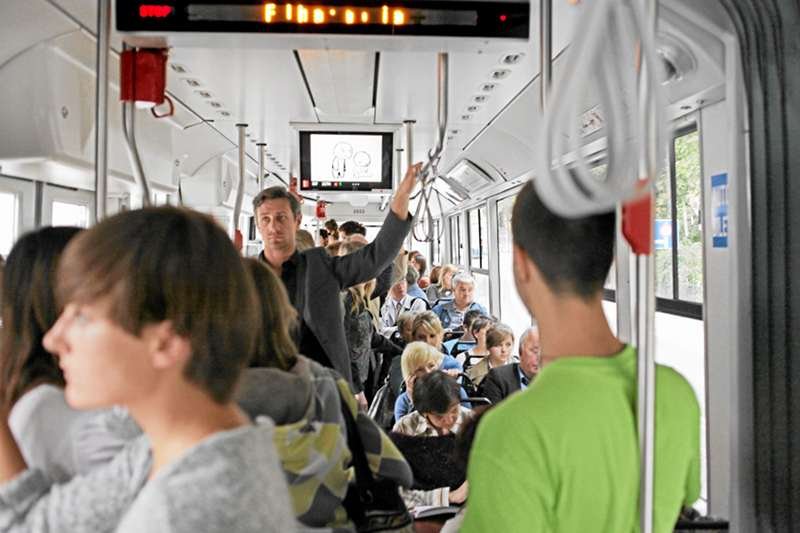 Pasażerowie w krakowskim tramwaju