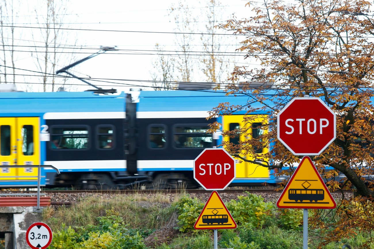 17-latek wpadł pod pociąg w Wołczynie. Przez prawie godzinę czołgał się w poszukiwaniu pomocy.