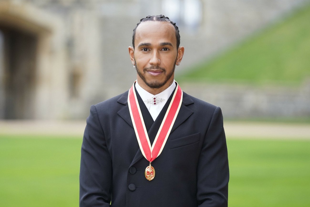 Lewis Hamilton już po ceremonii inwestytury. Właściwie powinniśmy napisać, Sir Lewis Hamilton.