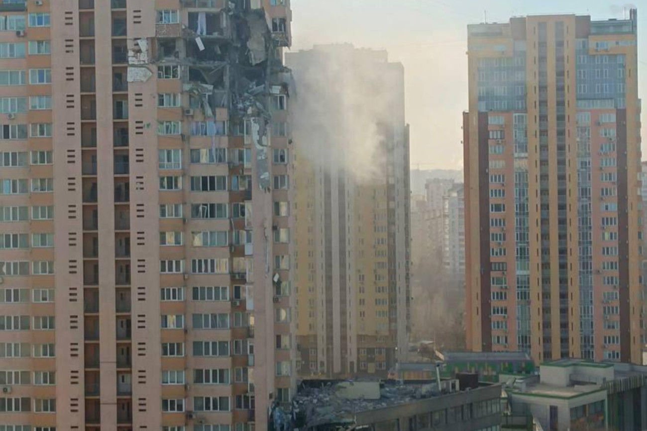 W sobotę rano agencja Interfax-Ukraina poinformowała, że w wielopiętrowy budynek mieszkalny na Prospekcie Łobanowskiego uderzył pocisk rakietowy.