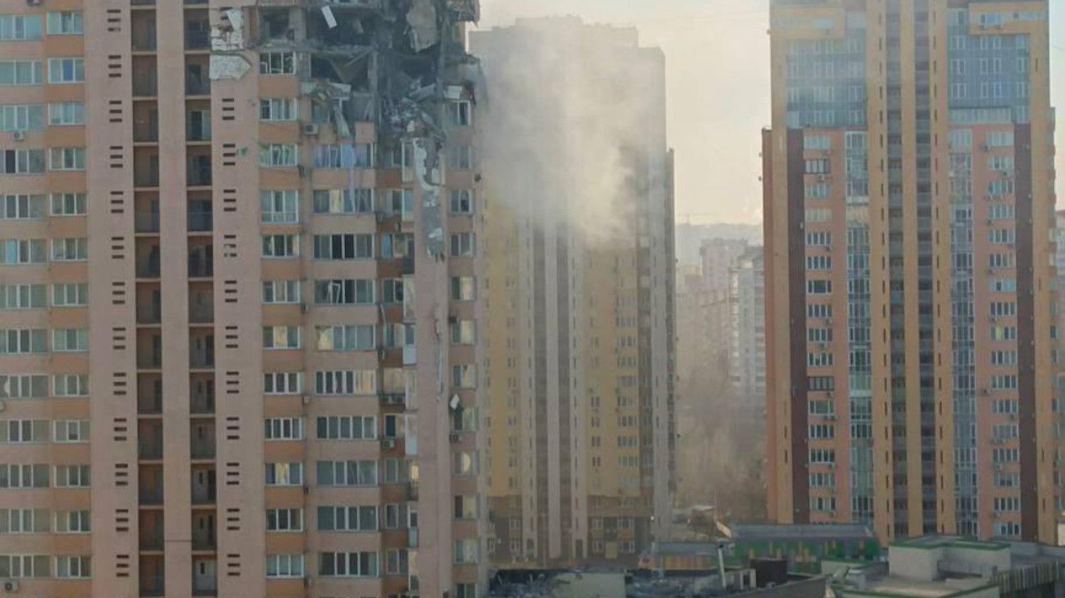 W sobotę rano agencja Interfax-Ukraina poinformowała, że w wielopiętrowy budynek mieszkalny na Prospekcie Łobanowskiego uderzył pocisk rakietowy.