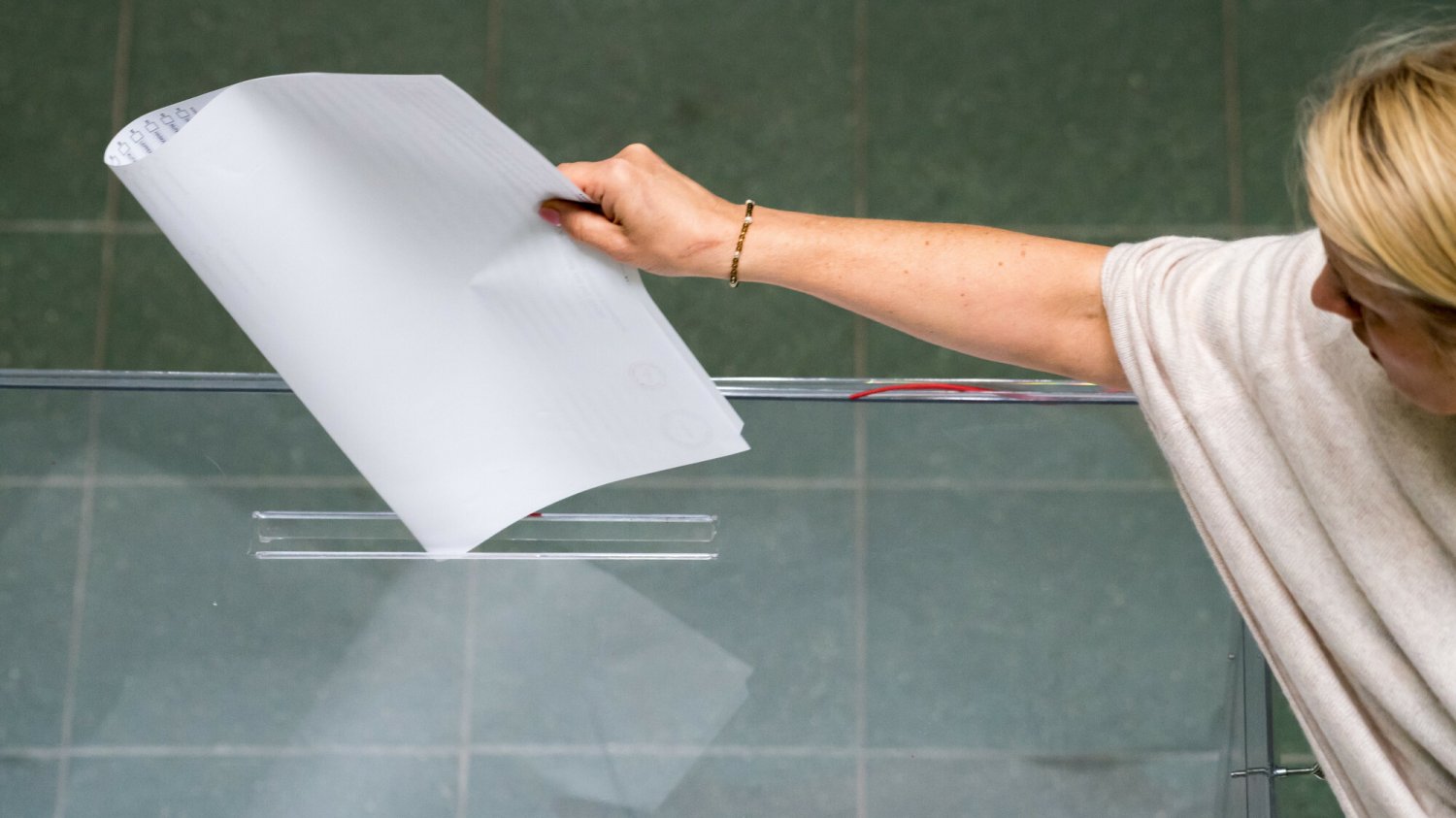 Jak głosować w wyborach, będąc w podróży za granicą? Oto najprostszy sposób.