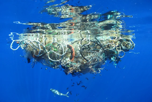 Fragment Wielkiej Pacyficznej Plamy Śmieci. Ilość plastiku w oceanach jest 10 razy większa, niż zakładano