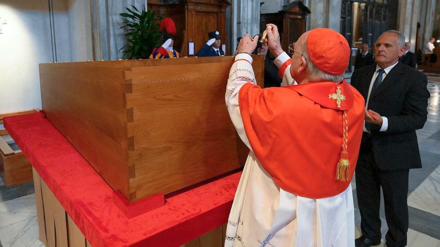Trumna z ciałem Franciszka została zapieczętowana i złożona do ziemnego grobu Tego kamery nie pokazały na pogrzebie Franciszka. Watykan pokazał zdjęcia