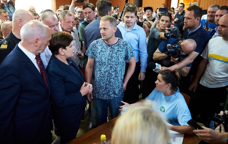 15 sierpnia 2017 roku ówczesna premier Beata Szydło a także Antoni Macierewicz i Jan Szyszko odwiedzili Rytel, przez który przeszła nawałnica. Na zdjęciu Szydło w towarzystwie byłego sołtysa Rytla Łukasza Ossowskiego.