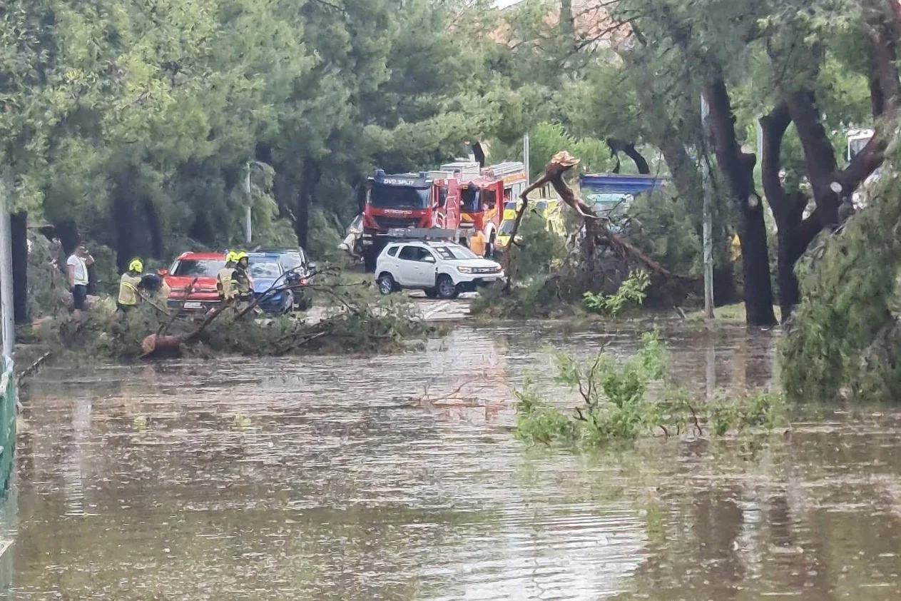 Katastrofa w porcie w Splicie. Prom zerwał się z cum i staranował statek